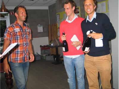 Daan en Cedric worden bedankt voor medeorganisatie Essens Enkeltornooi editie 2013