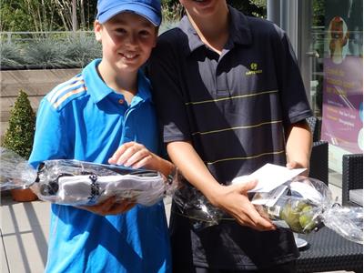 Finale Jongens 12 3 Winnaar Tijs v. Oostenrijck, 2e Wout v. Oostenrijck 7-6 6-4